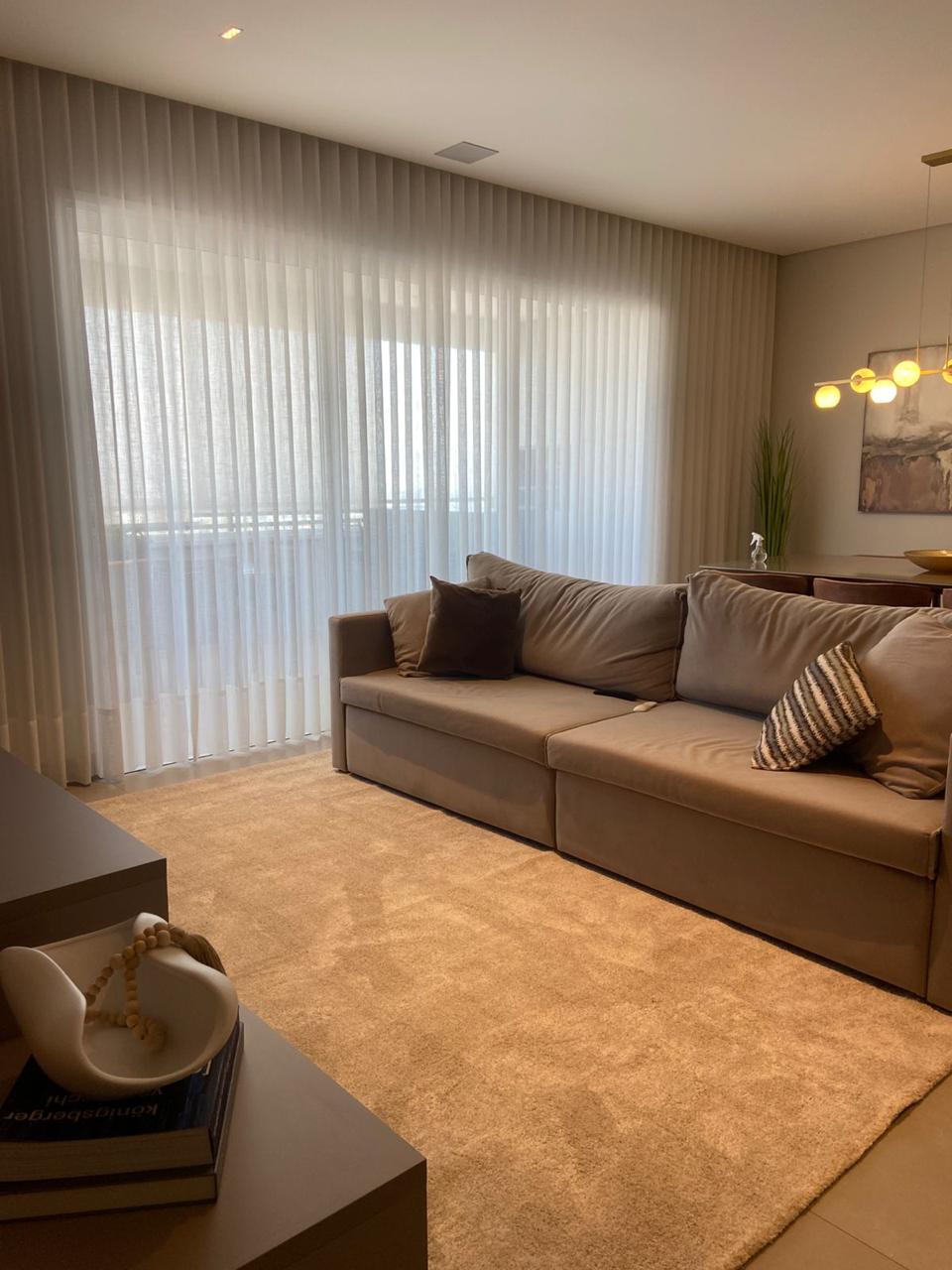 Estar aconchegante com cortinas de tecido