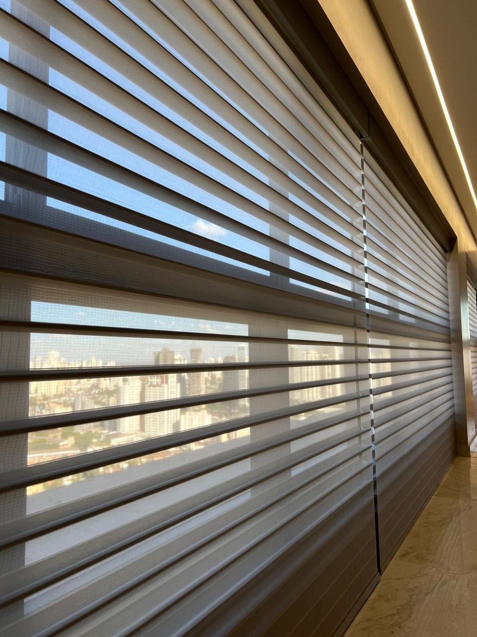 Persiana Dual Vision com vista para a cidade