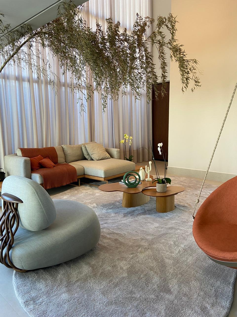 Sala de estar com cortinas voil