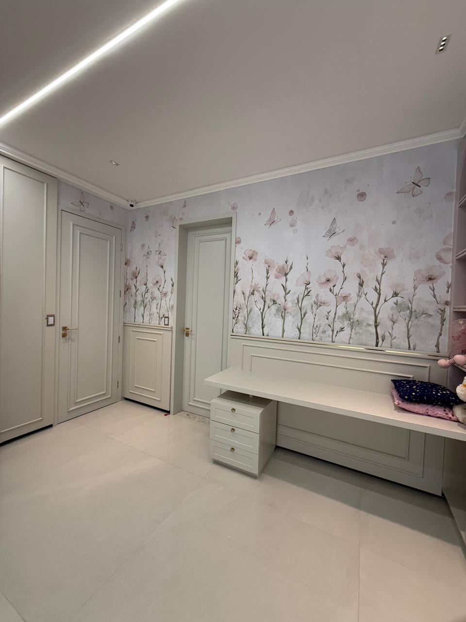 Papel de parede floral em quarto planejado
