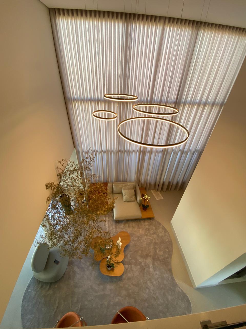 Cortinas de linho em pé-direito duplo