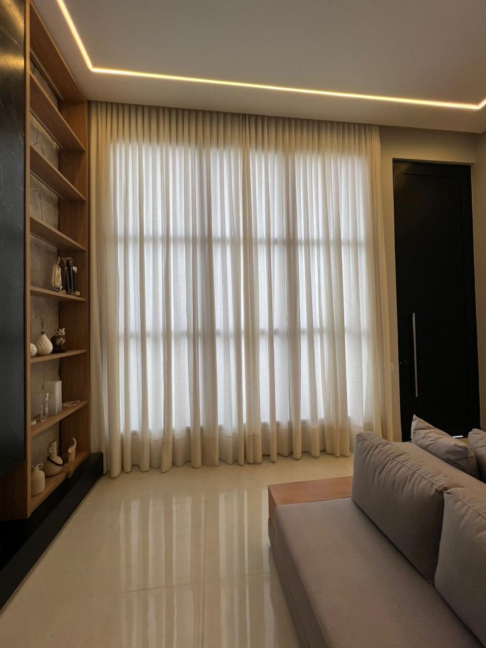Quarto com cortinas de linho e iluminação quente