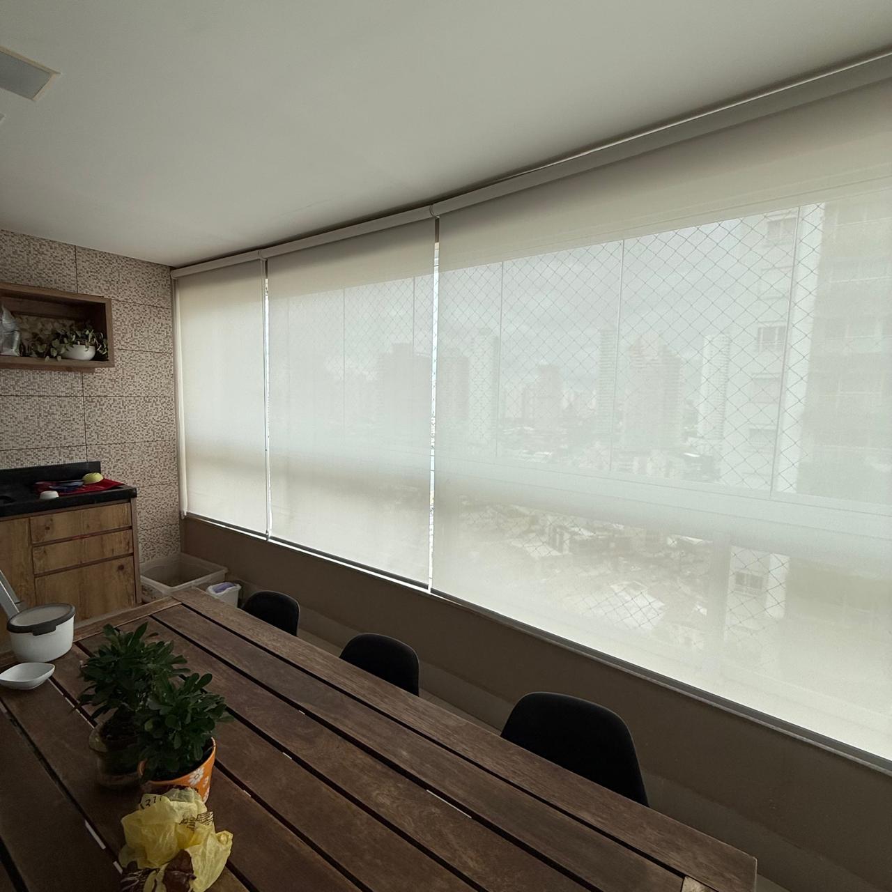 Cortina rolô screen solar em varanda com vista