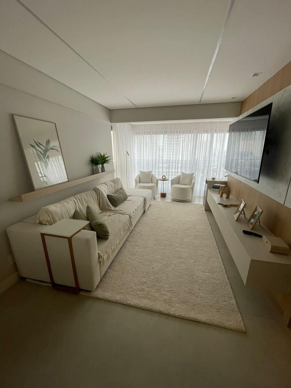 Sala minimalista com tapete e cortinas